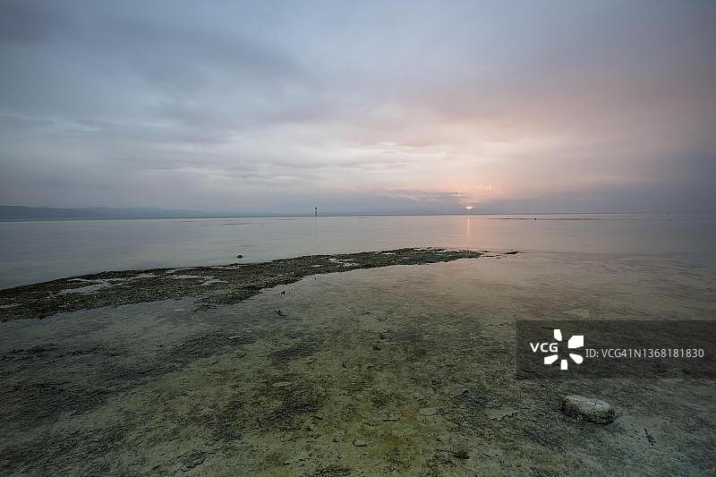 德国巴登-符腾堡州康斯坦茨湖丁格尔斯多夫克劳森霍恩的秋日雨景图片素材