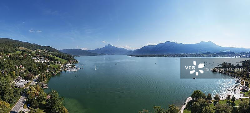 无人机拍摄:奥地利上奥地利州萨尔茨卡默古特蒙德湖,沙夫山和德拉痕旺德的湖畔长廊图片素材