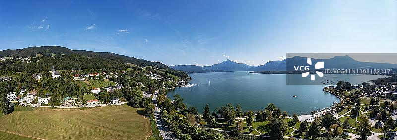 无人机拍摄：奥地利上奥地利州萨尔茨卡默古特蒙德湖，沙夫山和德拉痕旺德的湖畔长廊图片素材