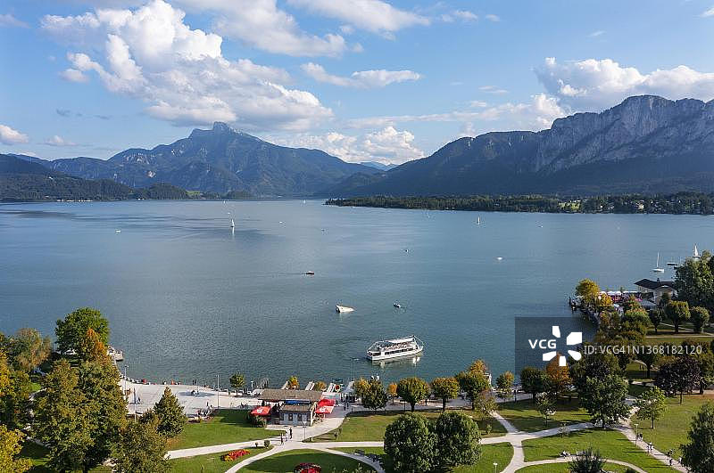 无人机拍摄:奥地利上奥地利州萨尔茨卡默古特蒙德湖,沙夫山和德拉痕旺德的湖畔长廊图片素材
