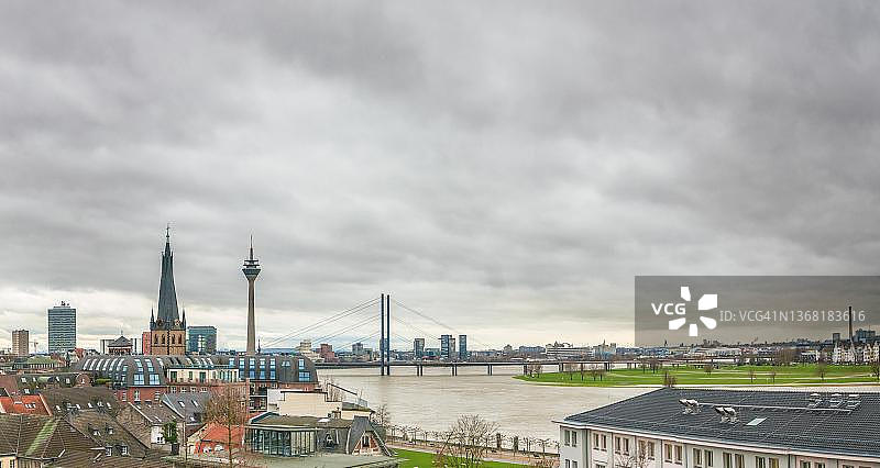 德国北莱茵-威斯特法伦州杜塞尔多夫的天际线与莱茵塔图片素材