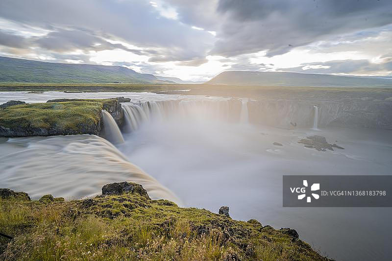 夏季的冰岛众神瀑布，位于北部区西部的Skjalfandafljot河图片素材