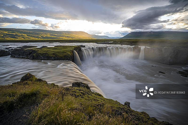 夏季的冰岛众神瀑布，位于北部区西部的Skjalfandafljot河图片素材