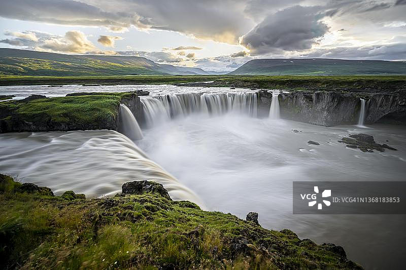 夏季的冰岛众神瀑布，位于北部区西部的Skjalfandafljot河图片素材