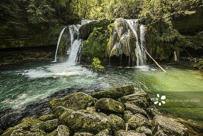 法国汝拉省杜省瀑布与苔藓岩石图片素材