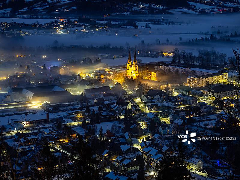 阿德蒙特及其修道院夜景，奥地利施蒂利亚州盖赛于斯图片素材