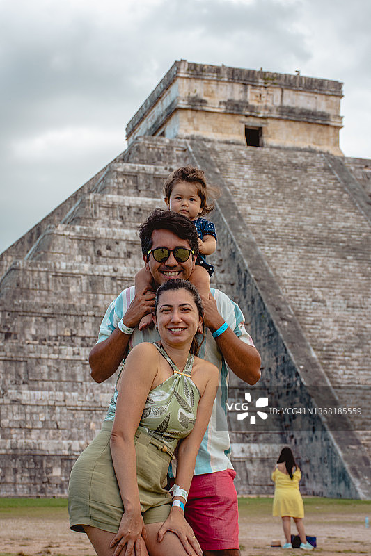 奇琴伊察尤卡坦半岛的家庭合影图片素材