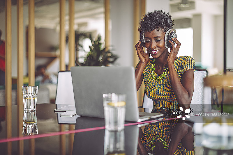 祖母和孙女共度美好时光图片素材