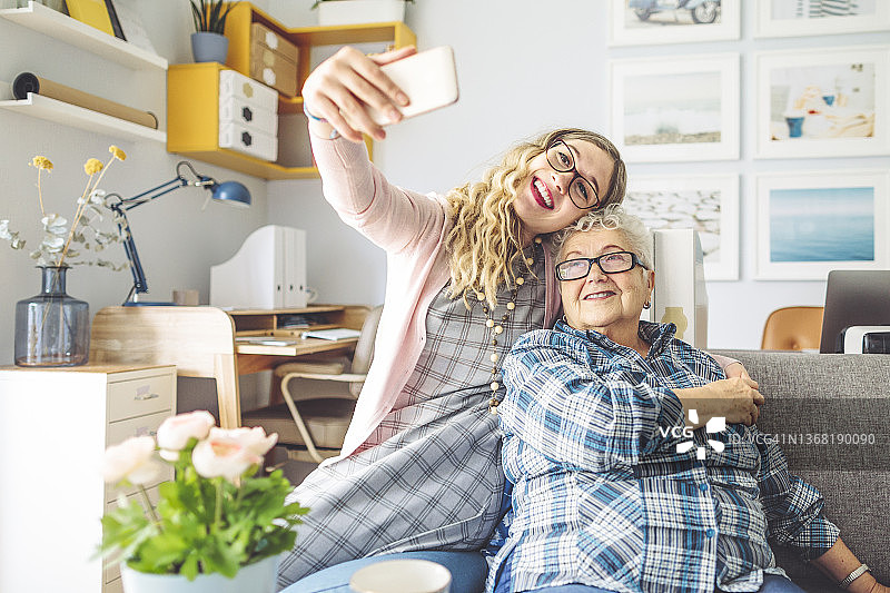 祖母和孙女共度美好时光图片素材