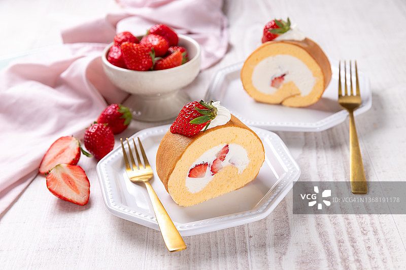 鲜奶油草莓瑞士卷蛋糕图片素材