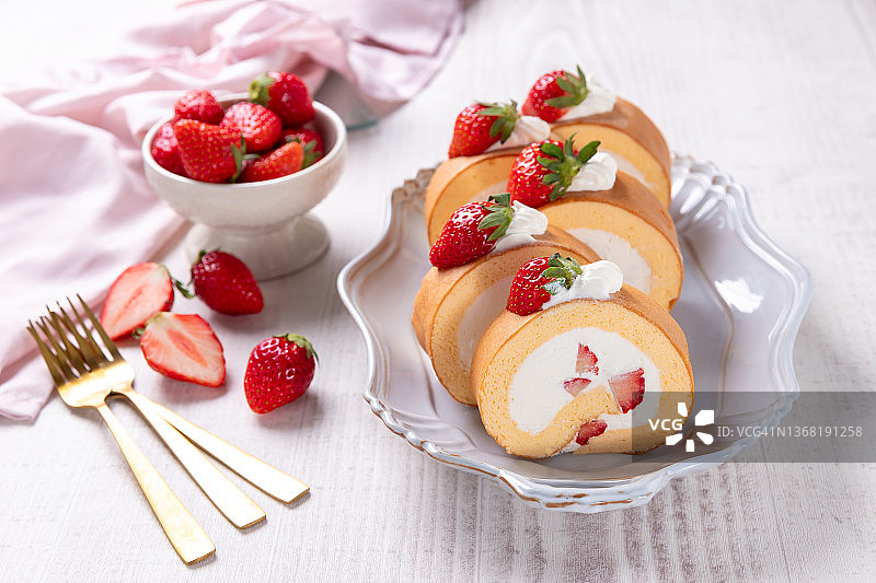 鲜奶油草莓瑞士卷蛋糕图片素材