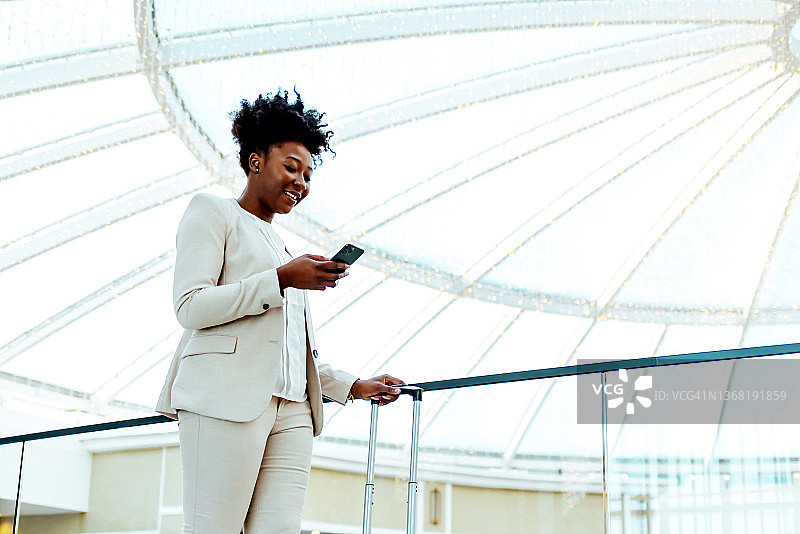 查看她的登机行程表图片素材