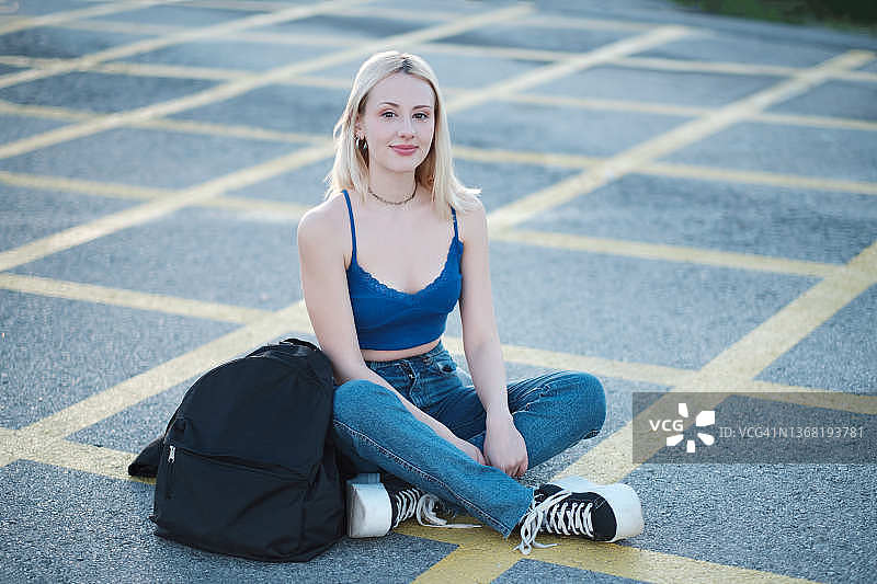 在户外为社交媒体摆姿势的年轻女子图片素材