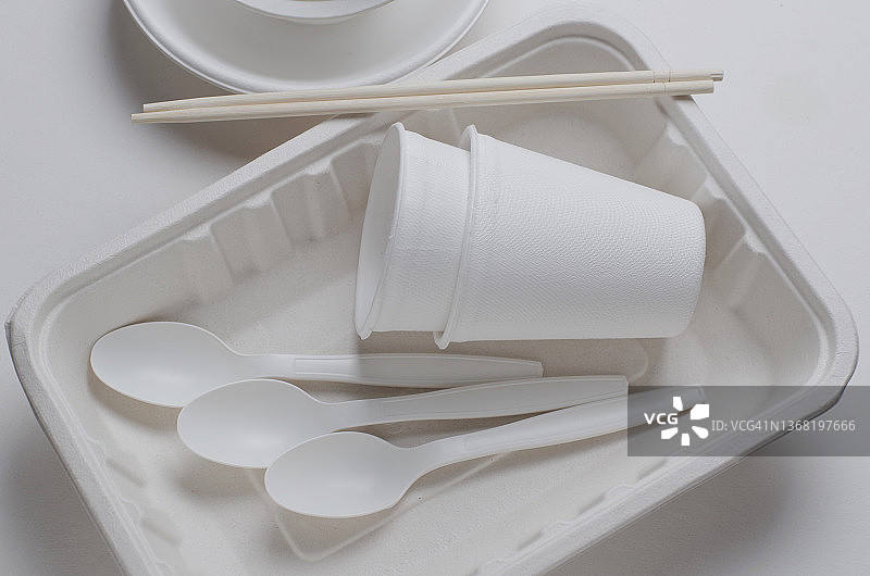 白色地板上的可生物降解的餐具图片素材