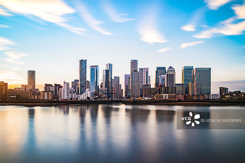 伦敦金丝雀码头商业区暮光天际线图片素材