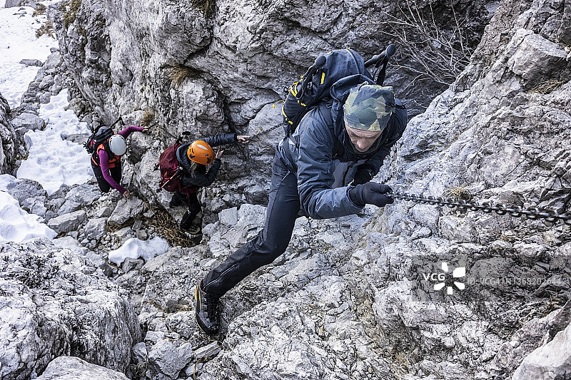 攀岩者沿铁索攀登峡谷图片素材