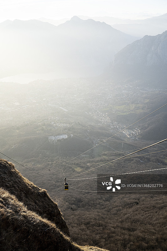 通往山顶的缆车图片素材