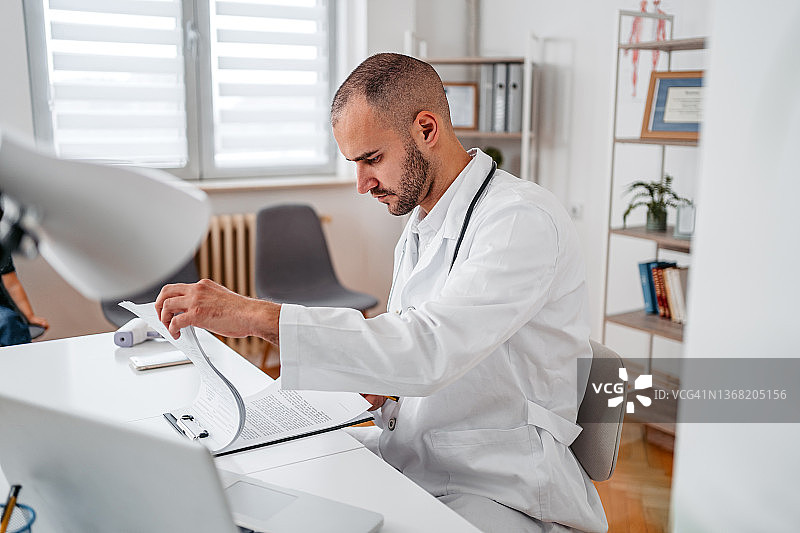 医生检查病历图片素材