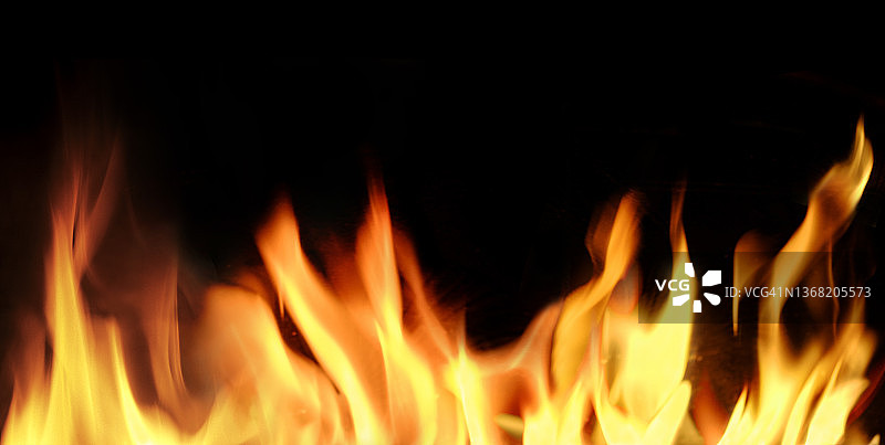 黑色背景上的火焰图片素材