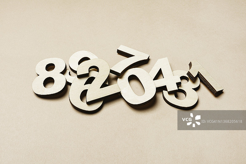 米色背景上各种数字堆叠的影棚照片图片素材