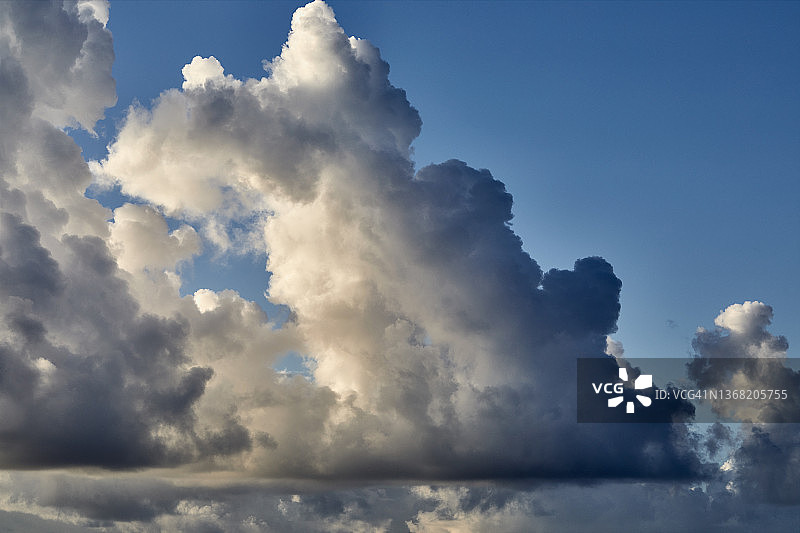 日落时分的积雨云图片素材
