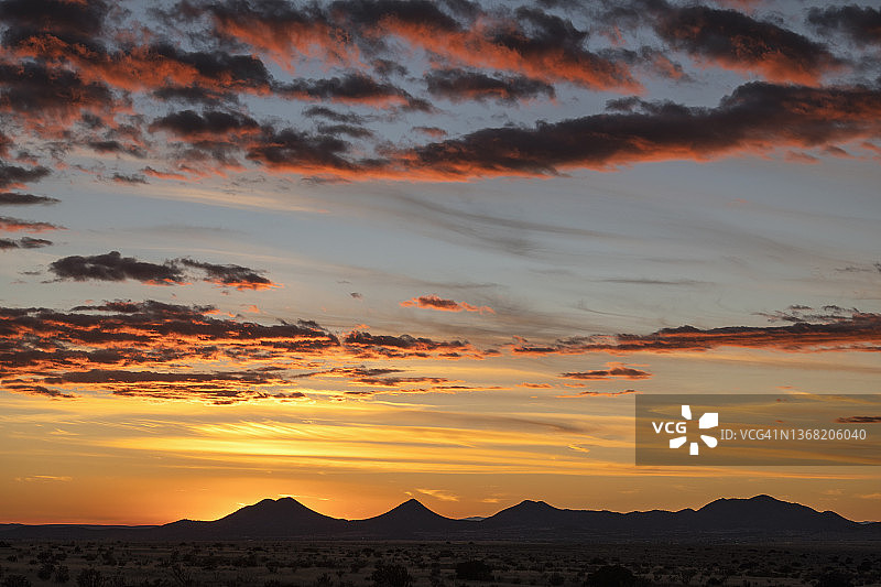 美国新墨西哥州圣达菲：塞里洛斯山州立公园的壮丽日落图片素材
