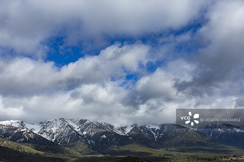 美国爱达荷州凯彻姆：博尔德雪山上的云彩图片素材