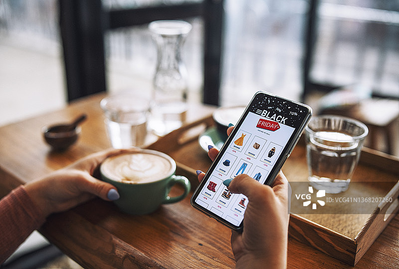在咖啡馆网上购物图片素材