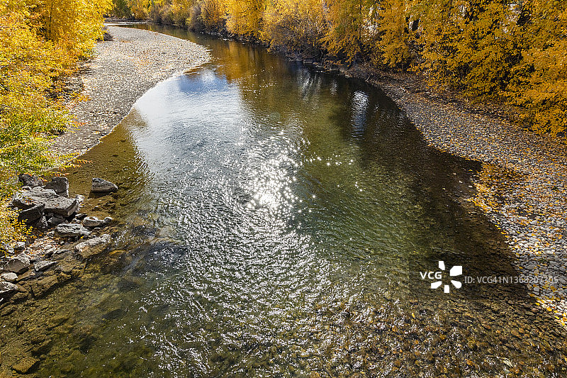 美国爱达荷州Bellevue：Big Wood河中秋叶的倒影图片素材