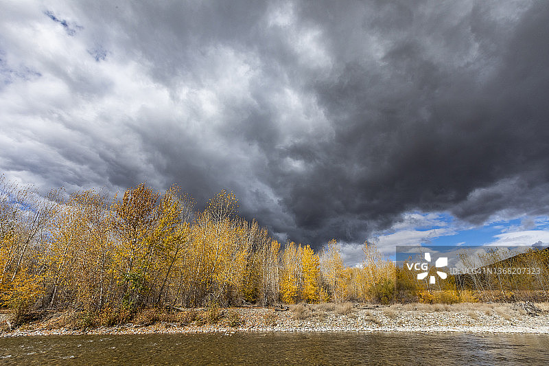 美国爱达荷州贝拉维尤秋季森林和大伍德河上空的暴风云图片素材