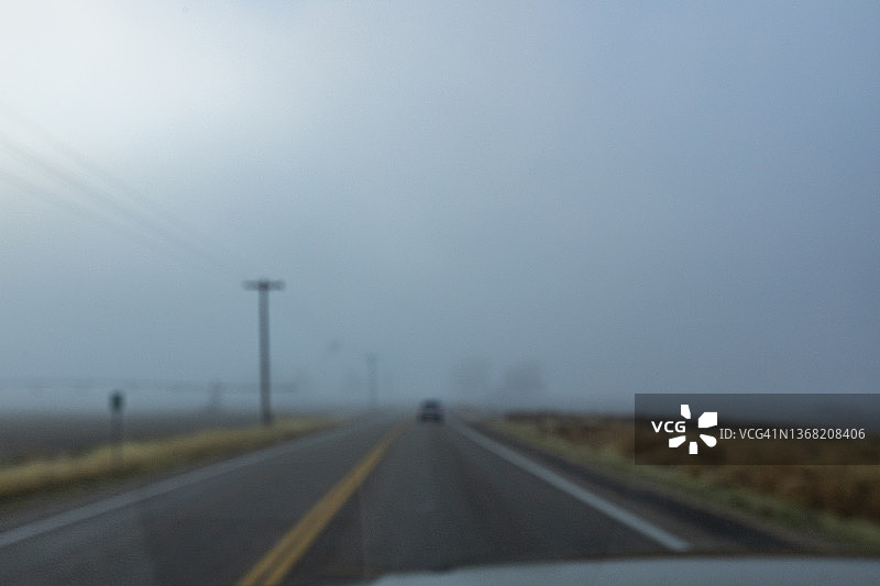 美国爱达荷州贝尔维尤：挡风玻璃外的模糊公路景观图片素材
