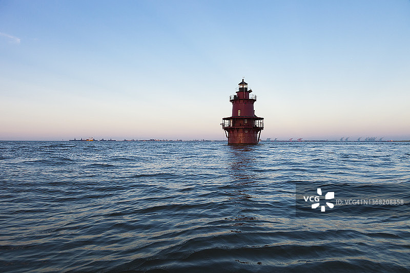 美国弗吉尼亚州纽波特纽斯的海中红色灯塔图片素材