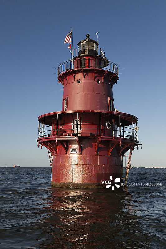 美国弗吉尼亚州纽波特纽斯的海中红色灯塔图片素材