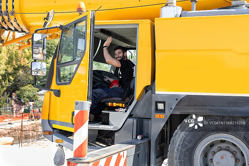 在工程机械中的年轻建筑工人肖像图片素材