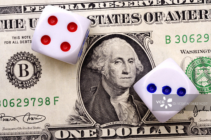 货币上的骰子图片素材