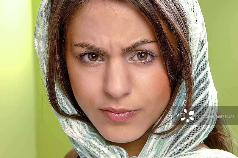 戴面纱的愤怒美女图片素材