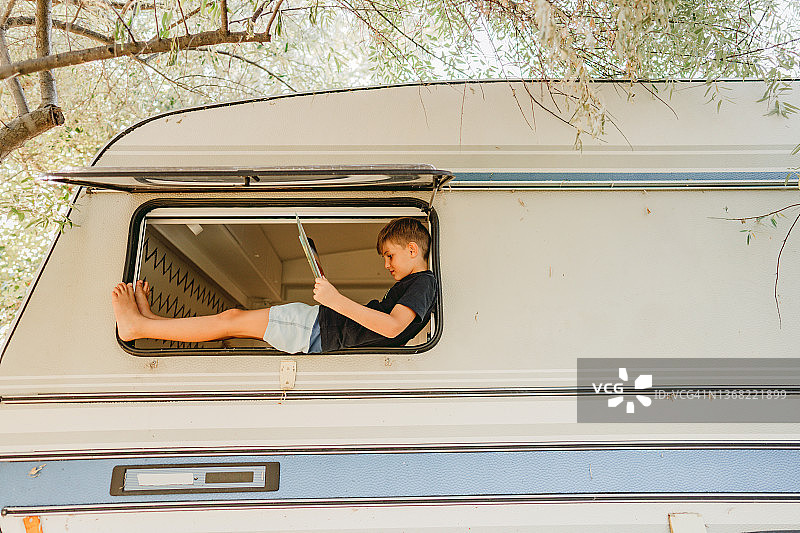 阅读我最喜欢的书图片素材