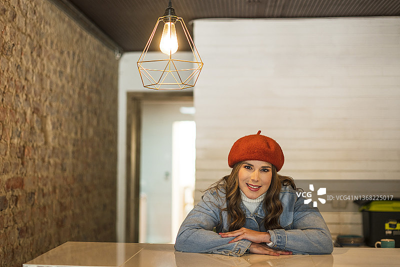 拉丁裔女子坐在小酒吧里看着镜头图片素材