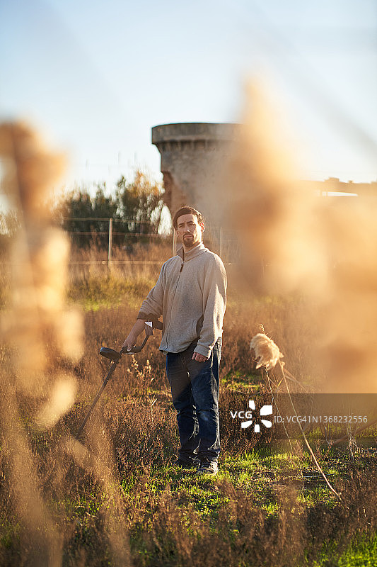 男人在村庄用割草机割草图片素材