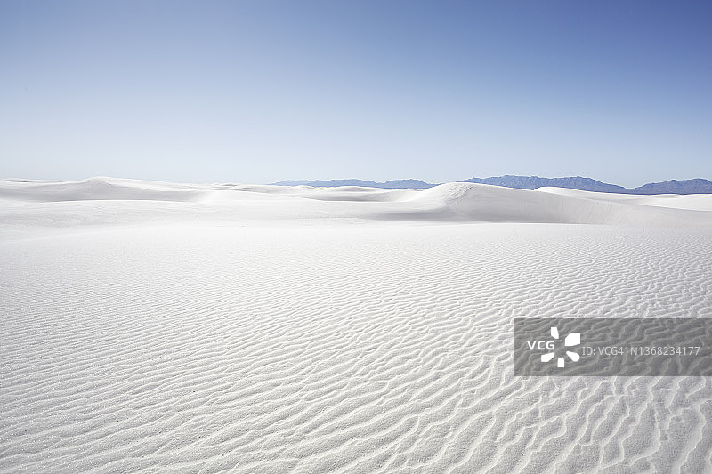 美国新墨西哥州白沙国家公园阳光明媚的白色沙丘图片素材