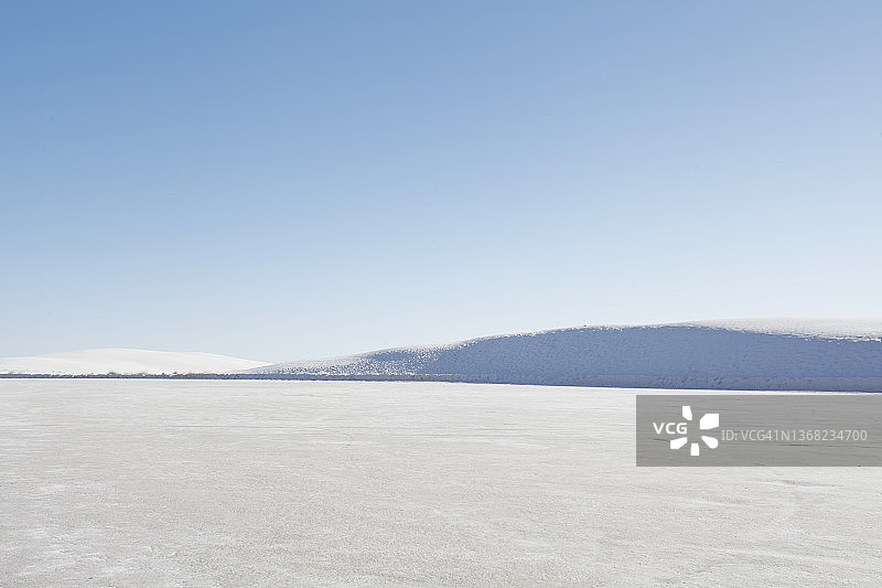 美国新墨西哥州白沙国家公园阳光明媚的白色沙地高原图片素材