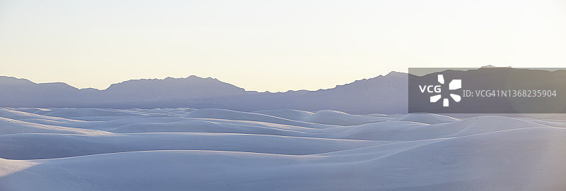 新墨西哥州白沙国家公园日落时分的白色沙丘和远山图片素材