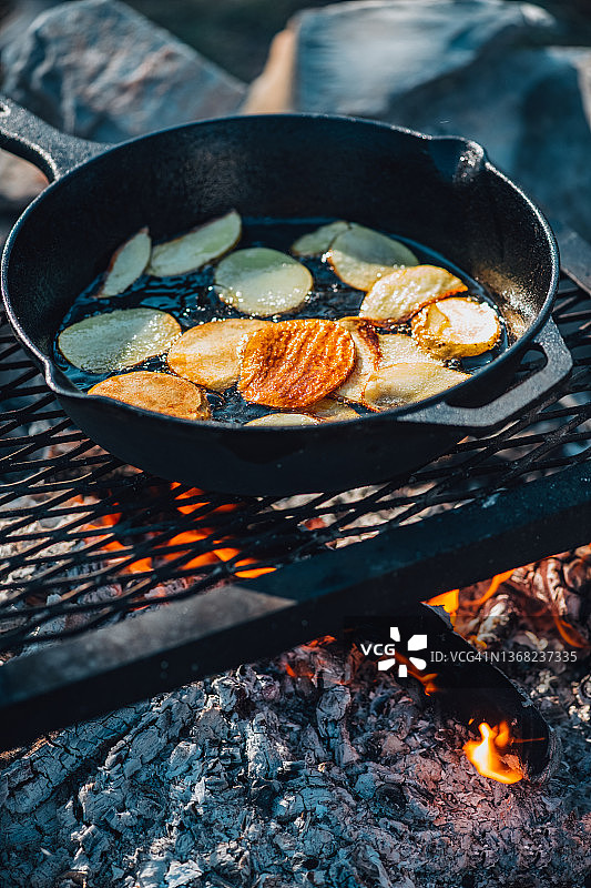 篝火旁的炸薯条图片素材