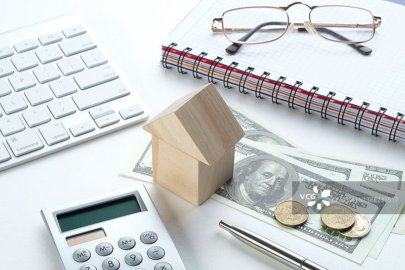 房地产金融核算概念：计算器、笔、笔记本和美元图片素材