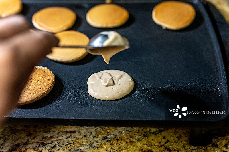 烤盘上的薄煎饼图片素材