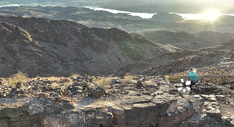 女性越野跑者在沙漠中跑步航拍图片素材