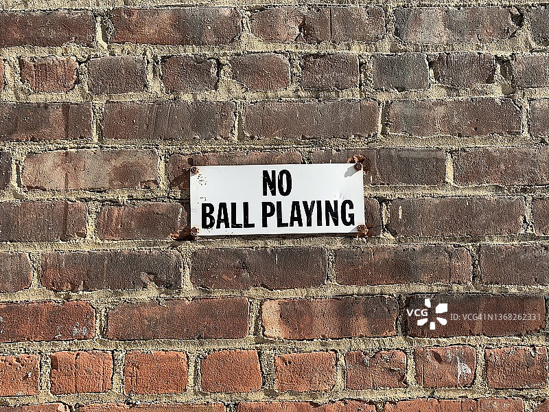 砖墙上的禁止打球标志图片素材