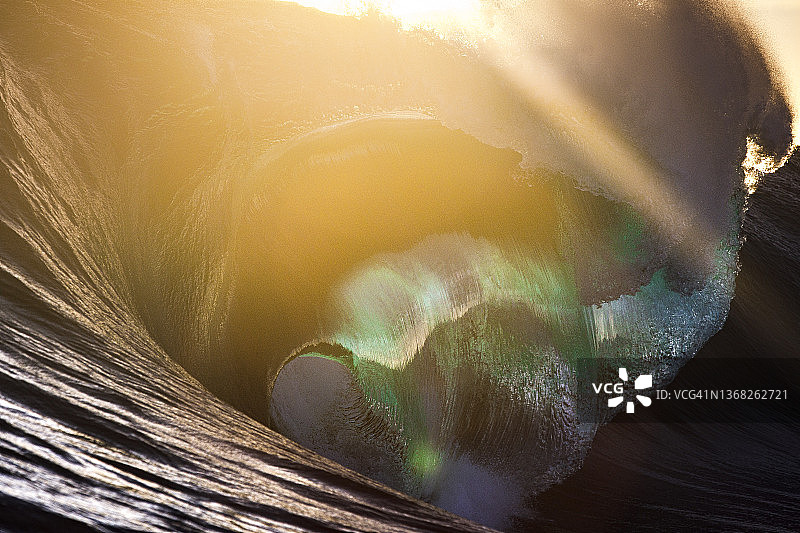 金色阳光下的海浪特写图片素材
