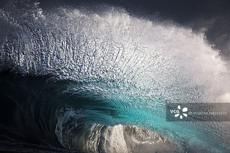 雄伟的蓝绿色海浪特写图片素材