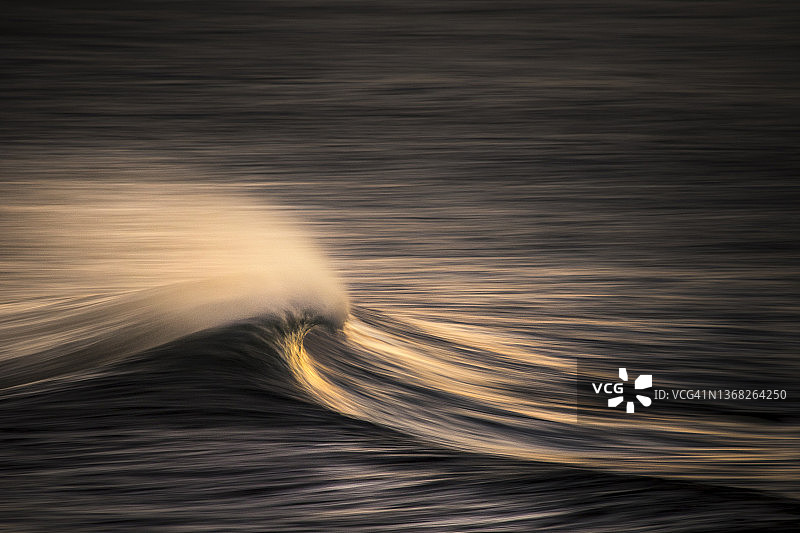 海浪波峰（高角度拍摄）图片素材